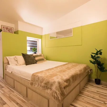 2-bedroom House With Shared Courtyard * Βουκουρέστι