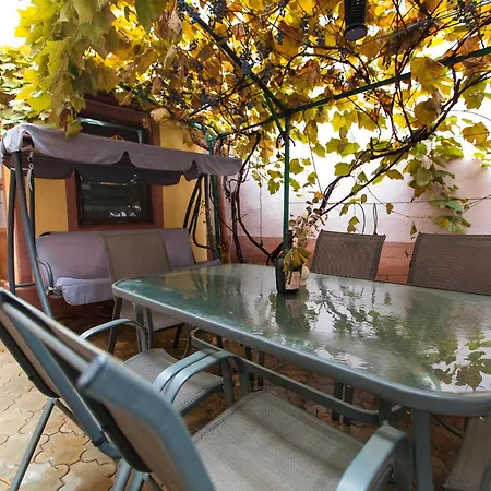 2-bedroom House With Shared Courtyard Bukareszt