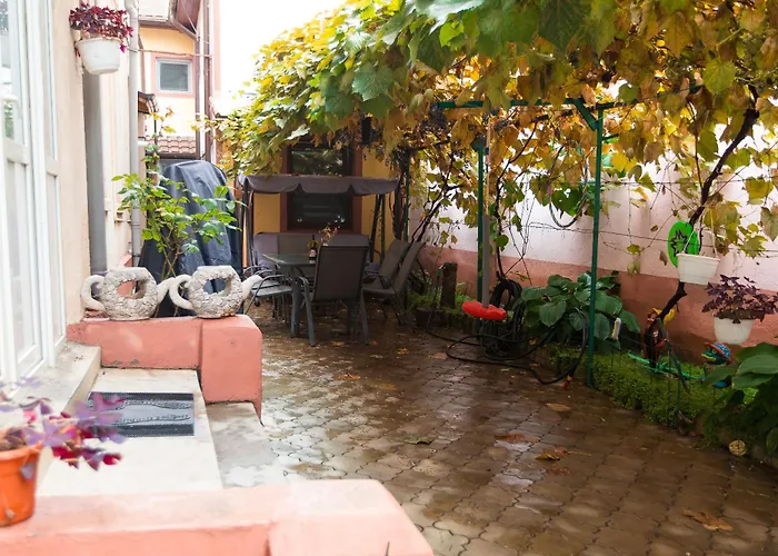 2-bedroom House With Shared Courtyard *