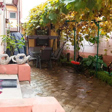 2-bedroom House With Shared Courtyard *